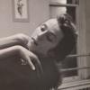 Gros plan sur Ludmilla Chririaeff en train de danser.