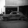 Photographie en noir et blanc d’une voiture du Service de police de Montréal.